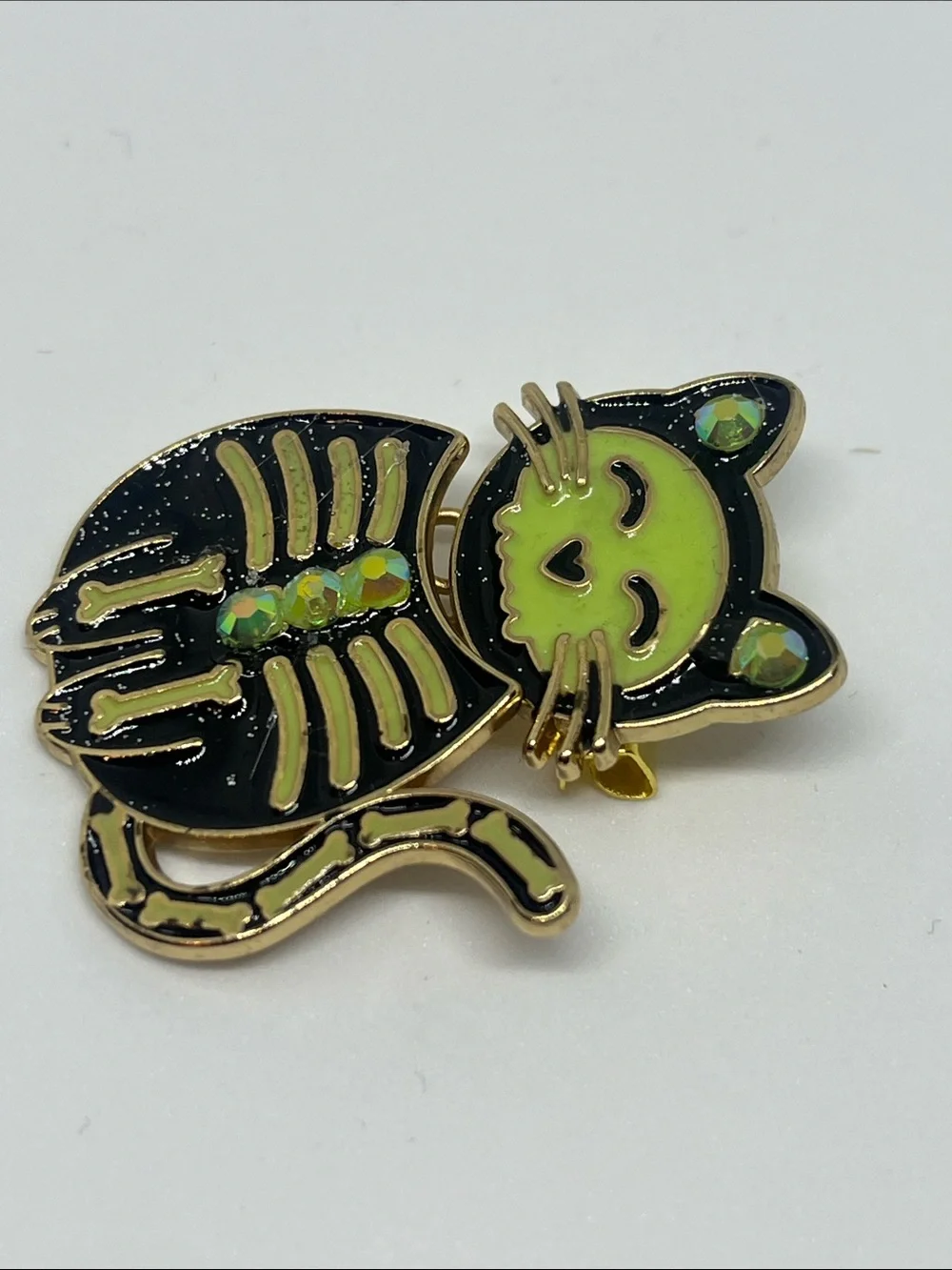 Green & Black Cat Medal Brooch - Decorative Pet-Themed Accessory Hand Crafted